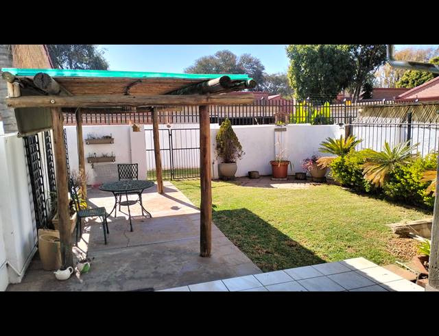 3 BEDROOM DUPLEX RENTED IN WILLOW PARK MANOR